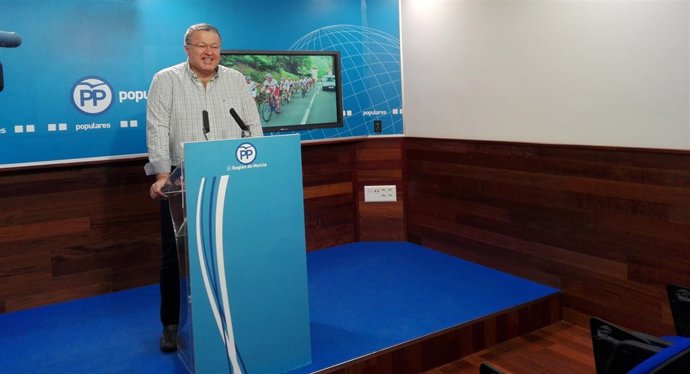 El diputado del PP, Francisco Bernabé, en la rueda de prensa