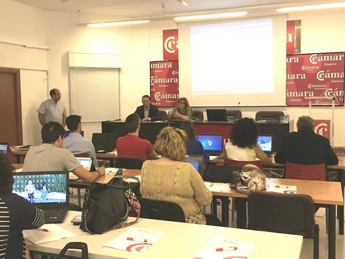Nota De La Junta Y Foto Salazar Andalucía Lab Con Cámara Comercio Linares