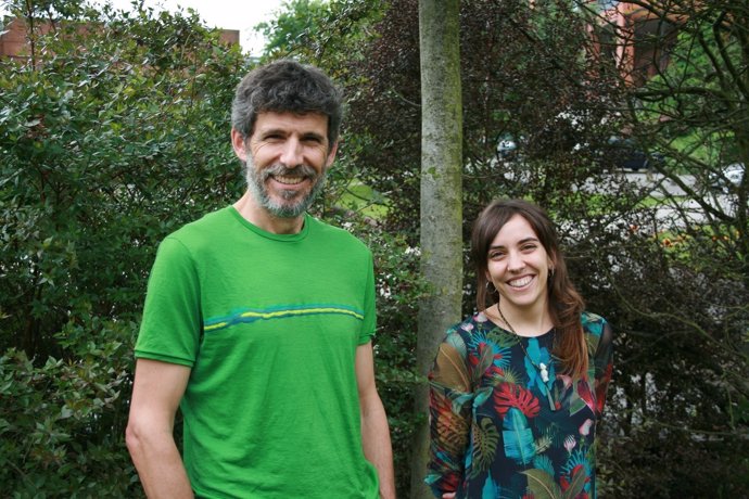 Los investigadores de la Universidad de Oviedo Isabel Donoso y Daniel Garcia.