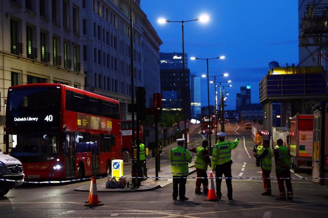 Policía junto al Puente de Londres