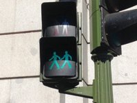 Madrid instala permanentemente semáforos igualitarios, paritarios e inclusivos que se extenderán por 21 municipios