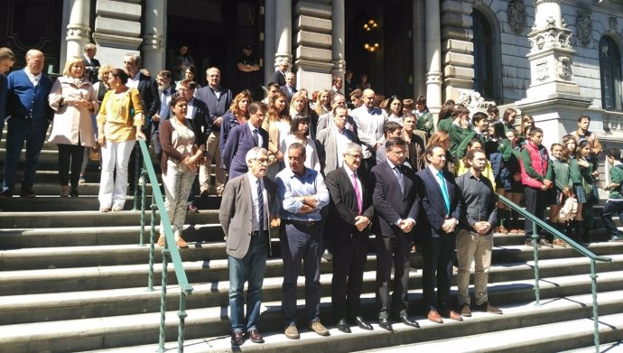 Minuto de silencio en el Parlamento asturiano.