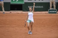 Halep apea a Carla Suárez en octavos