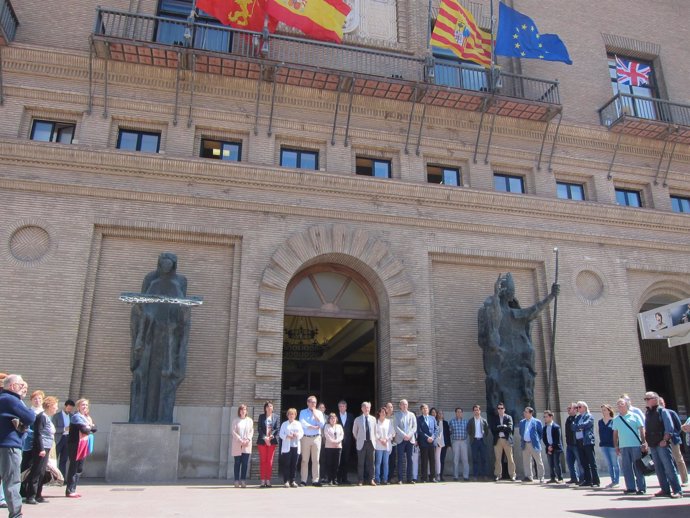 Minuto de silencio en el Ayuntamiento de Zaragoza tras el atentado en Londres