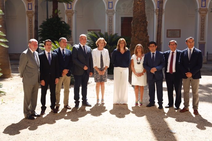 Susana Díaz con presidentes de diputaciones firmantes del convenio