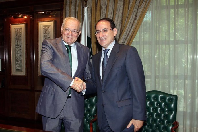 Manuel Azuaga y Javier González de Lara, tras firmas el acuerdo Unicaja-CEA