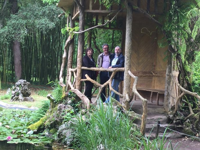 Elizalde, en el jardín de Bertiz. Le acompañan Oyeregui y Olabe.