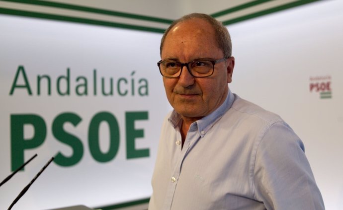 El 'número dos' del PSOE-A, Juan Cornejo, en rueda de prensa en la sede regional