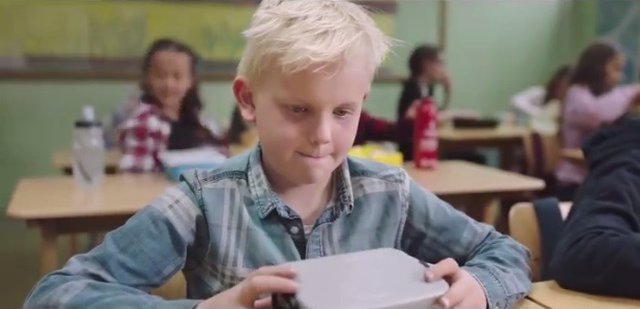 Vídeo agencia estatal noruega para la infancia: niños comparten comida