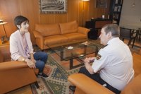 La presidenta de las Cortes se despide del comisario jefe de la Unidad Adscrita de Policía Nacional en Aragón