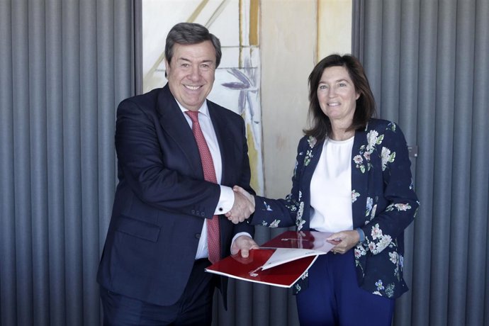 El decano-presidente del Colegio de Registradores  y la directora de BBVA