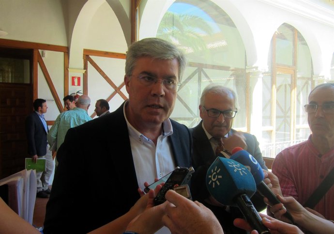 José Enrique Fernández de Moya atiende a los periodistas.