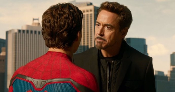 Tony Stark (Robert Downey Jr.) y Peter Parker (Tom Holland) discutiendo