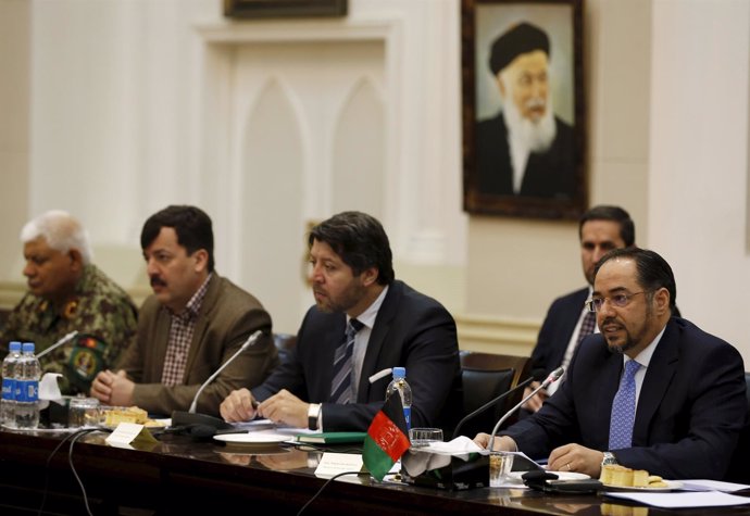 El ministro de Exteriores de Afganistán (primero a la derecha) en una reunión
