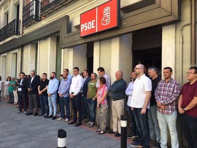 Minuto de silencio del PSOE a las puertas de Ferraz por el atentado de Londres