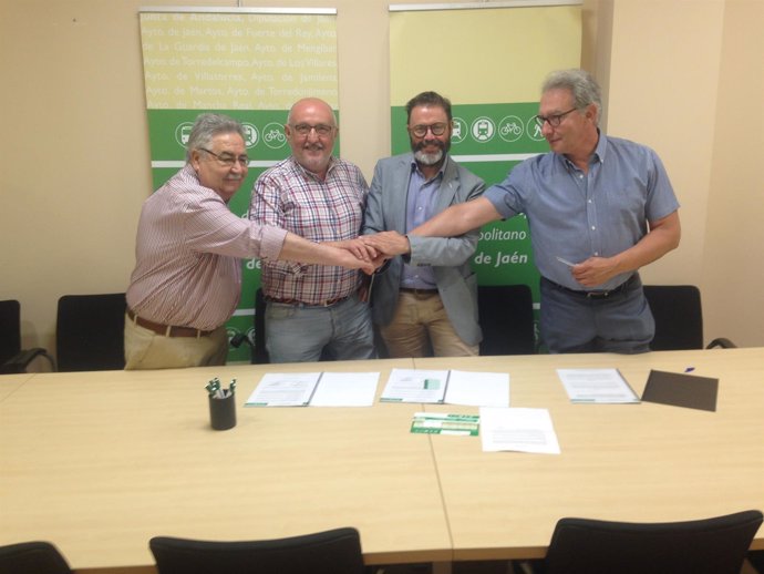 Firma de la prórroga del contrato sobre transporte en Jaén. 