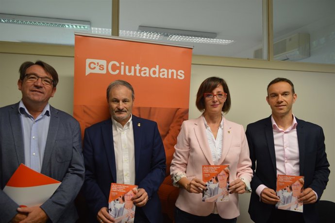 Ángeles Ribes amb els seus companys d'Cs a l'Ajuntament de Lleida