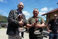 La Diputación reintroduce en Montaña Alavesa dos pollos de un águila amenazada para reforzar la población de estas aves