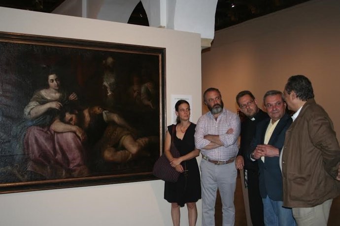 Alcalde (segundo por la dcha.) junto a la pintura