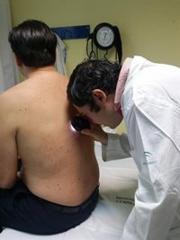 Dermatólogos de los hospitales de Puente Genil y Valle del Guadiato se suman a la campaña del 'Euromelanona'