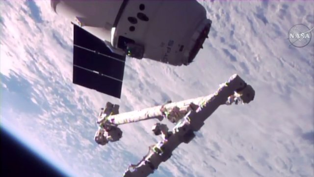 El brazo robótico de la ISS se extiende para capturar el carguero Dragon
