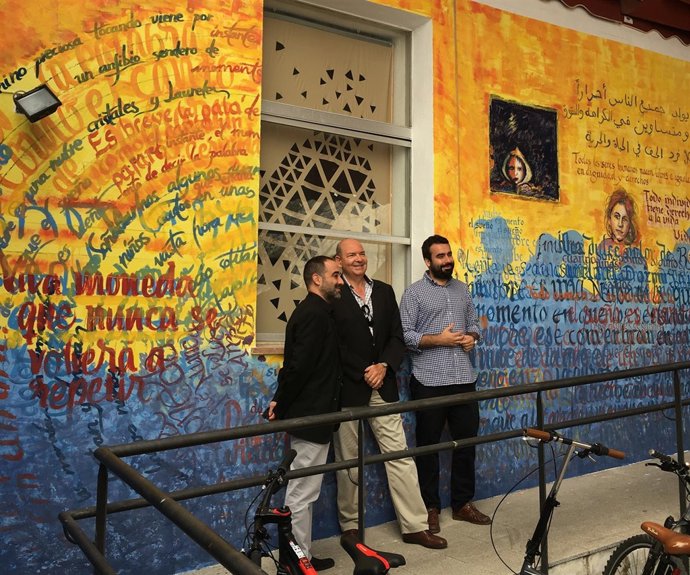 Mayoral (dcha.), durante la visita al mural