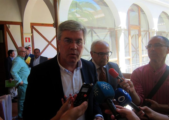 Fernández de Moya, junto a Parras, atiende a los periodistas.