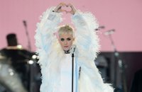 Katy Perry homenajea a las 22 víctimas de Mánchester con su estilismo