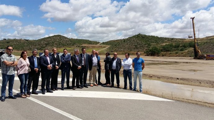 Olonay Gastón visitan las obras de Aviagen en San Esteban de Litera
