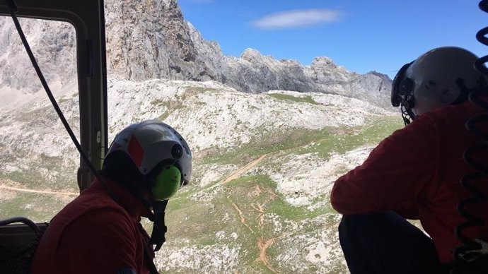 Búsqueda senderistas en Picos de Europa. Sucesos. Helicóptero. 112 