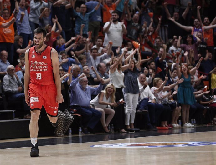 Fernando San Emeterio celebra la victoria del Valencia Basket