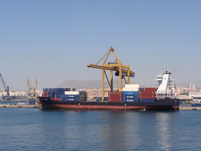 Uno Barco Transportando Mercancías En El Puerto De Alicante