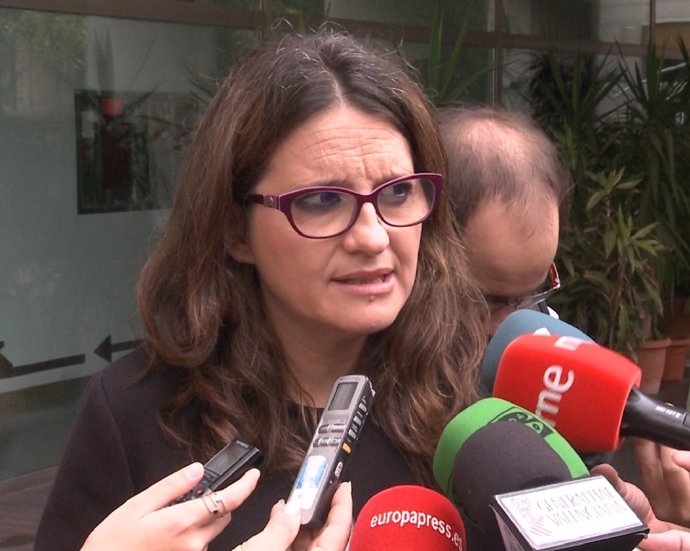 Mónica Oltra haciendo declaraciones a los periodistas