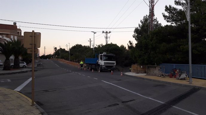 Operarios trabajando en la mejora de la línia eléctrica a la Ampolla, Baix Ebre