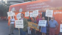 El bus de HazteOír se despide hasta después del verano con un manifiesto ante Educación y una PNL en el Congreso