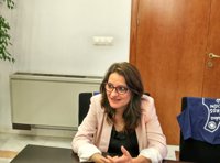 Oltra pide cambiar la ley para sancionar anuncios sexistas como el que pedía camareras guapas y solteras en Benidorm