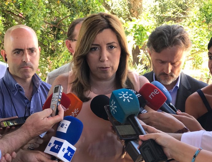 Susana Díaz atiende a los periodistas en Aznalcóllar (Sevilla)