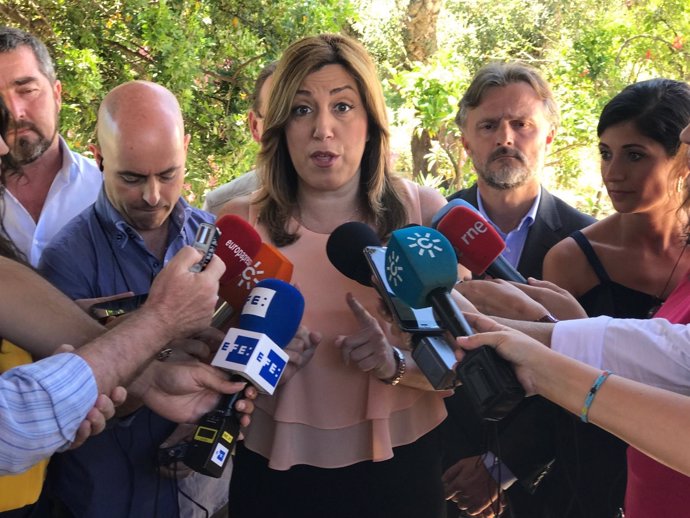 Susana Díaz atiende a los periodistas en Aznalcóllar (Sevilla)