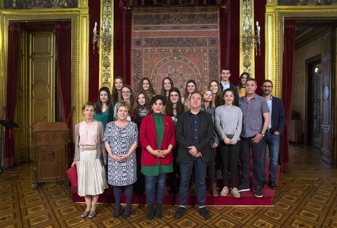 Los integrantes de los dos primeros grupos clasificados con las autoridades