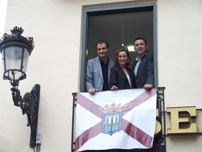 Gamarra y Sáinz colocan la bandera 