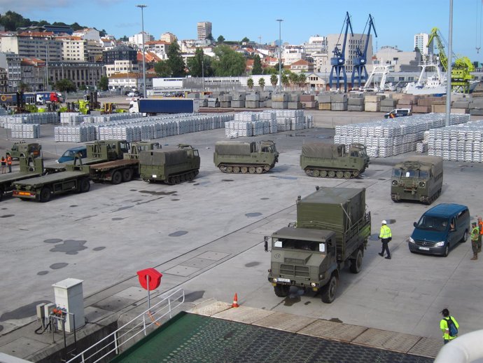 Embarcan en Vigo vehículos militares para una operación de la OTAN.          
