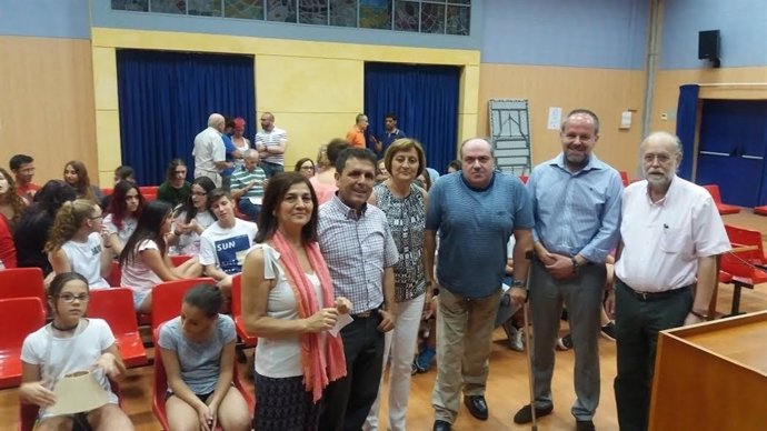 Algar (segundo por la dcha.) durante el encuentro