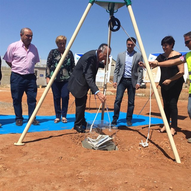 Gabriel Amat, coloca la primera piedra del Parque de Bomberos de Roquetas.