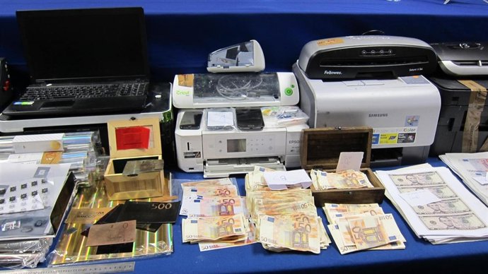 Material y billetes falsos intervenidos