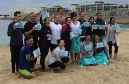 Recogida de residuos en la playa de la Nueva Icària