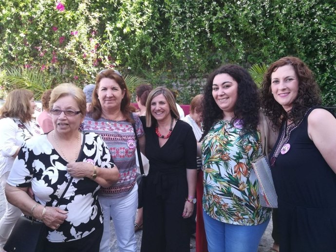 La presidenta de la Diputación con mujeres de Alcalá