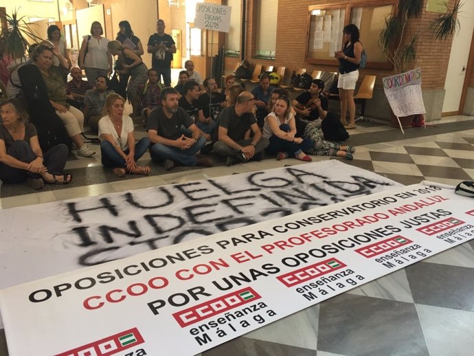 Interinos de conservatorio se encierran en la Delegaciónd e Educación