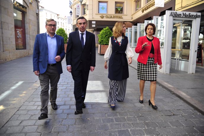 El presidente del PP Aragón visita la ciudad de Teruel