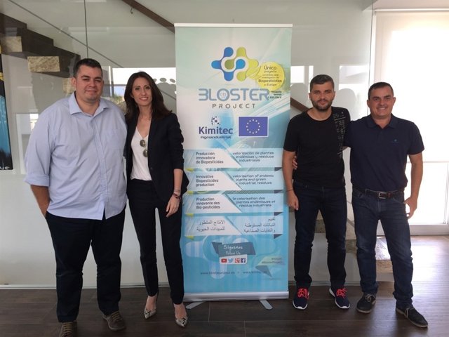 La diputada Carmen Belén López, con responsables de Kimitec Group en su sede.