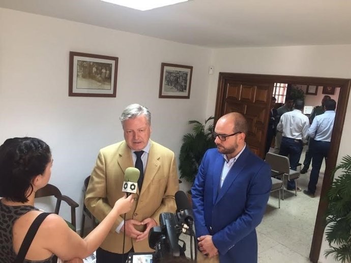 Primo Jurado (izda.) y Sánchez, tras la Junta Local de Seguridad